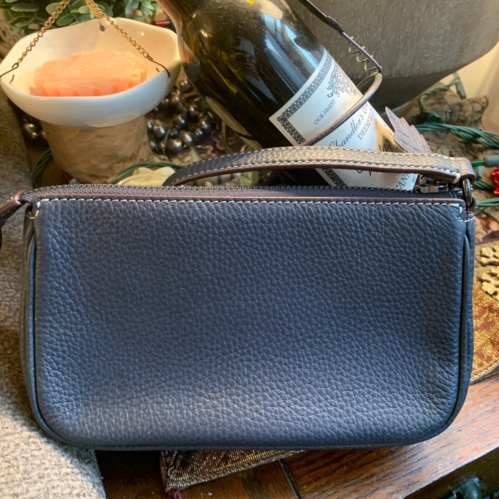 Authentic COACH Pebbled leather Peanut snoopy collection zip shoulder/wristlet - Picture 13 of 15